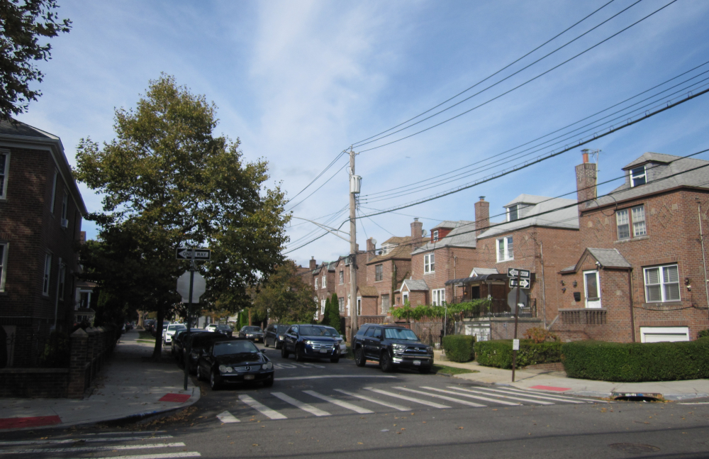 The racecourse's clubhouse was located near what is now the intersection of Radcliff and Van Nest avenues.